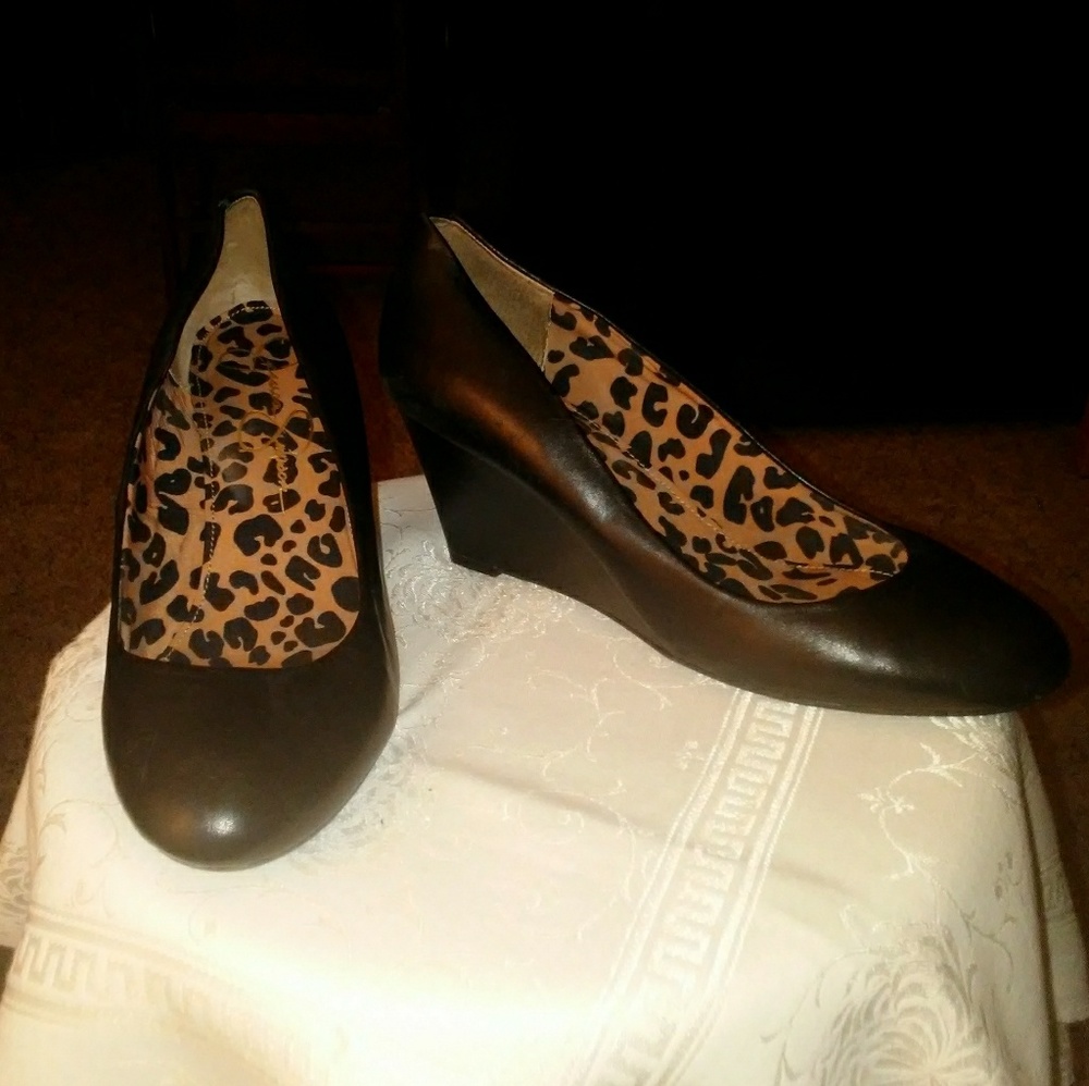 -BRAND NEW WEDGE HEELS-